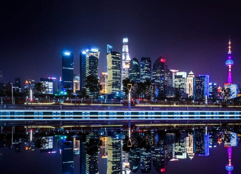 Shanghai : vue de Pudong de nuit depuis le Bund – voyage de Jean Marc Fumey en Chine, décembre 2024